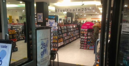 © Robert Rotifer Der Eingang des HMV in Canterbury